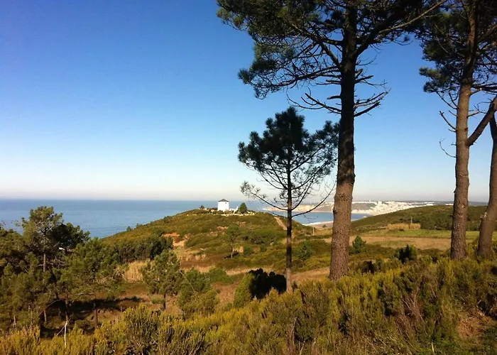 펜션 Charming House In With Fireplace 나자레