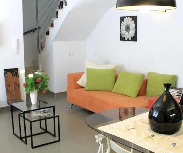 펜션 Charming House In With Fireplace 나자레