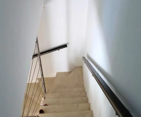 펜션 Charming House In With Fireplace